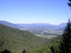 Die Schlucht Kokarska Suha schneidet in den nordwestlichen Hang von Dobrovlje ein.
